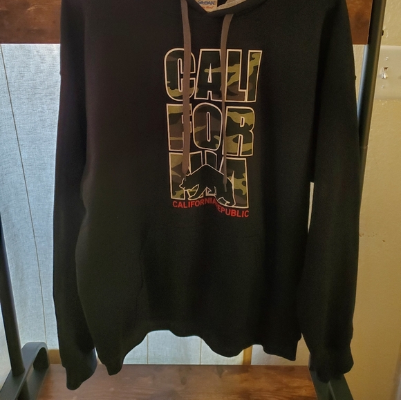 ‼️SOLD‼️ NWOT California Republic Camo Pullover Hoodie - Picture 2 of 8